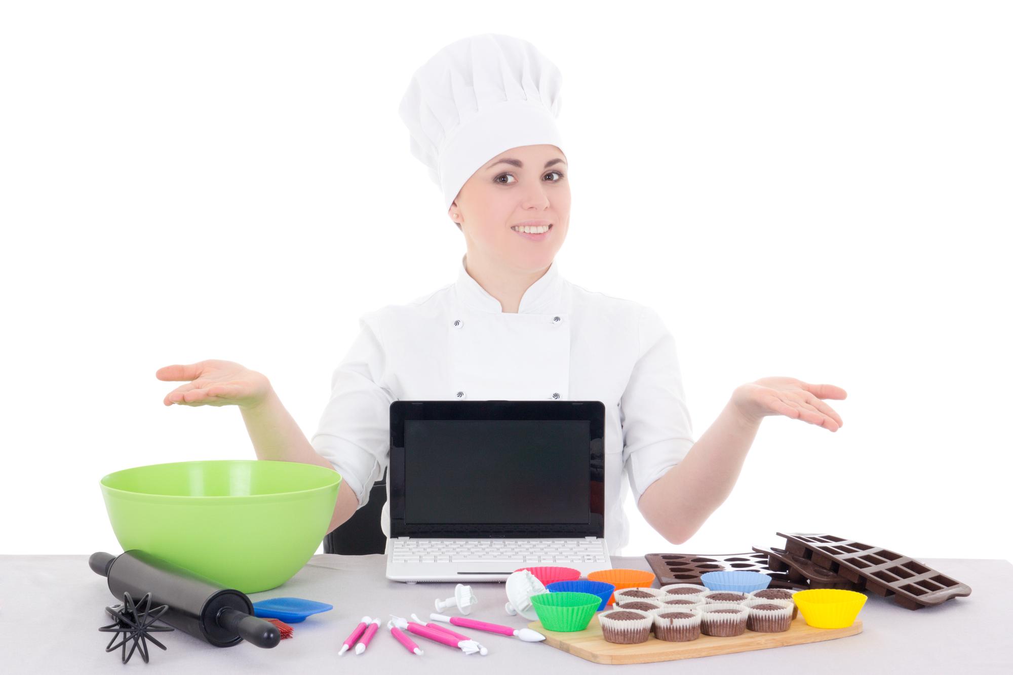 Chef al lavoro con attrezzatura moderna